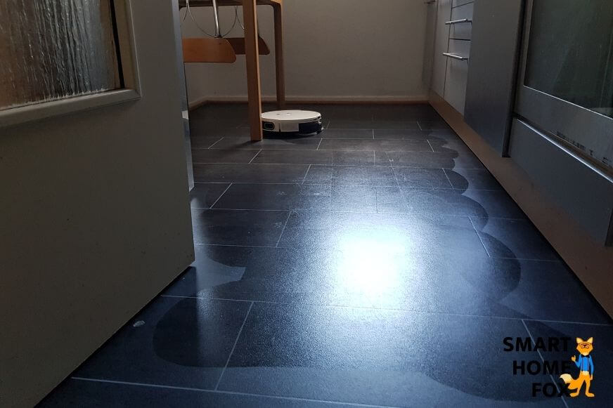 Yeedi Mop протирает пол в кабинете